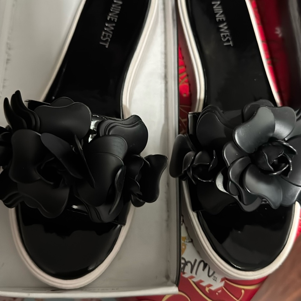 Brand new in box Nine West flower sandle